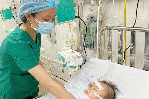Bé 12 tháng tuổi suýt mất mạng do nghẹn quả chôm chôm