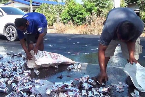 Nhiều tài xế giúp nhặt hàng trăm lon bia đổ ra đường sau tai nạn