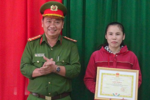 Nữ tạp vụ nhặt được 4 lượng vàng trả lại cho khách