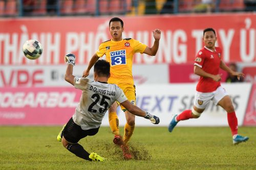 Thủ môn Hà Tĩnh chơi như trung vệ khi lao lên phá bóng từ giữa sân