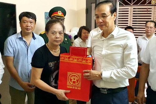 Lãnh đạo thành phố thăm các gia đình liệt sỹ hy sinh khi làm nhiệm vụ tại xã Đồng Tâm