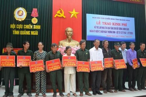 Trao kinh phí xây nhà ở cho hộ gia đình chính sách