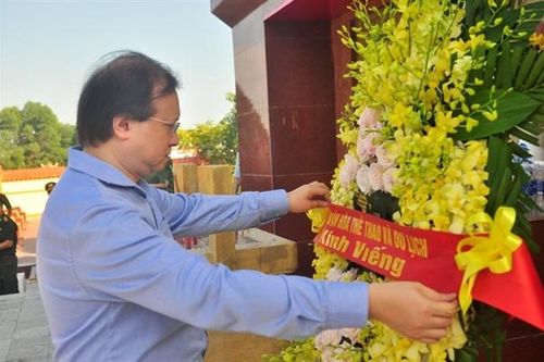 Đoàn công tác Bộ VHTTDL viếng nghĩa trang liệt sĩ tại Quảng Bình và Quảng Trị