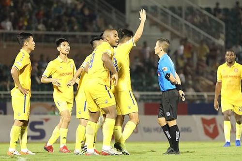 Nam Định tố trọng tài xử ép: Thế giới 'ngầm' của vua