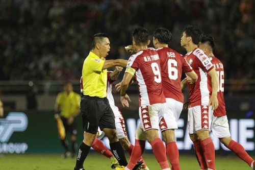 CẬN CẢNH tình huống cầu thủ TP.HCM phẫn nộ bị từ chối penalty