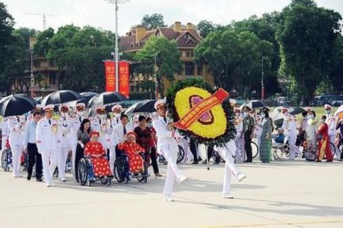 Đoàn đại biểu Mẹ Việt Nam Anh hùng thăm Lăng Bác