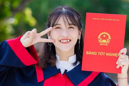 Nữ sinh con nhà nghèo tự xây dựng cho mình bảng thành tích đáng nể