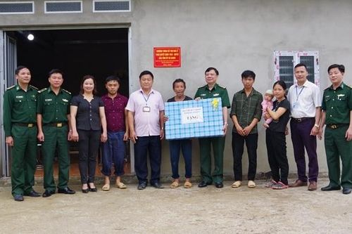 Bàn giao nhà cho hộ nghèo nơi biên giới