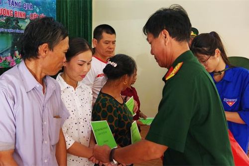 Quỹ 'Mãi mãi tuổi 20' trao quà tại Tương Dương, Nghệ An