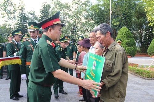 Dâng hương tưởng niệm các anh hùng, liệt sĩ Pò Hèn