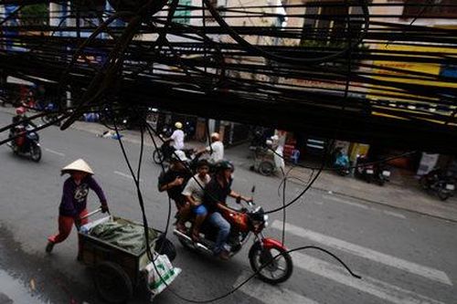 Nguy kịch vì vướng cáp viễn thông như thòng lọng trên đường