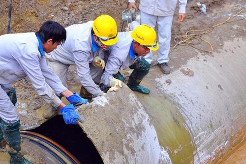 Đường ống Sông Đà lại... vỡ, 70.000 hộ dân 'mất nước' giữa ngày nắng nóng