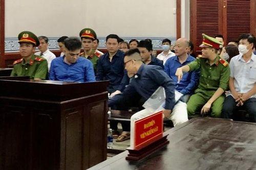 Buôn lậu 214 container hàng hóa, cựu công chức Hải quan lĩnh án 10 năm tù