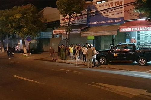 Đang chạy xe máy ở Đà Nẵng bị dây cáp thòng xuống đường cắt ngang cổ
