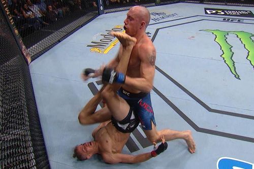 Đòn đá 'cực hiểm' sau 13 năm mới lại xuất hiện trên sàn đấu UFC