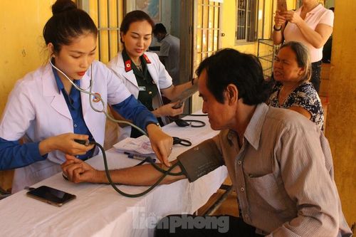 Ngành Quân Y thăm, khám bệnh và tặng quà cho bà con vùng biên giới Bình Phước