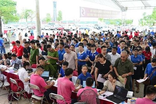 Hàng ngàn người Thái Nguyên xếp hàng từ sớm tham gia hiến máu