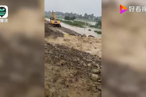 Vỡ đê ở Trung Quốc, hàng loạt máy xúc bị nước lũ cuốn trôi