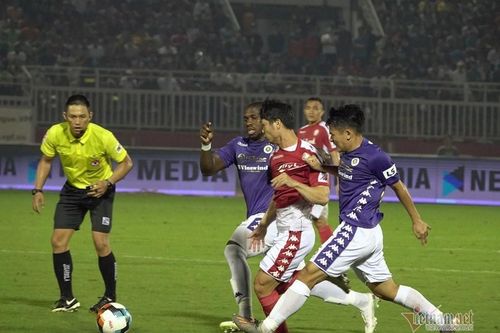Hà Nội khiến TP.HCM ôm hận trên sân Thống Nhất