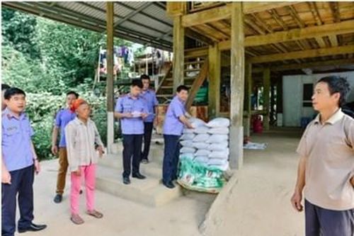 VKSND huyện Vân Hồ giúp đỡ các gia đình khó khăn