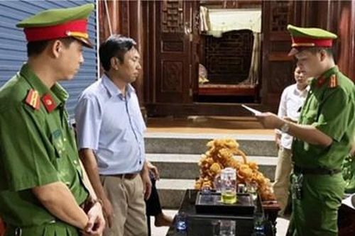 Cảnh sát tạm giữ quyền Trưởng phòng thuộc Ban dân tộc tỉnh Nghệ An và 1 giám đốc