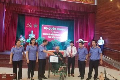 VKSND tối cao thăm và tặng quà tại Trung tâm Điều dưỡng thương binh Thuận Thành