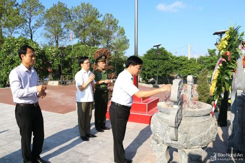 Phó Bí thư Tỉnh ủy Nguyễn Văn Thông thăm và tặng quà các gia đình chính sách tiêu biểu