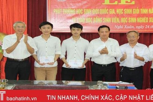 Nghi Xuân trao thưởng 53 học sinh giỏi và sinh viên, học sinh nghèo vượt khó