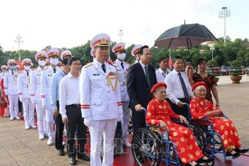 Đoàn đại biểu Bà mẹ Việt Nam anh hùng viếng Lăng Chủ tịch Hồ Chí Minh