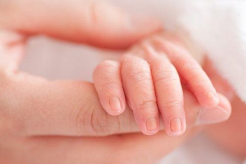 Tìm thân nhân cho bé trai sơ sinh bị bỏ rơi ở Cà Mau