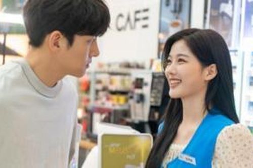 Backstreet Rookie: Ji Chang Wook đưa Kim Yoo Jung trở lại cửa hàng của anh ấy với tư cách là người quản lý cửa hàng tiện lợi Saet Byul