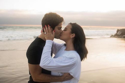 Nhận tin Demi Lovato 'túm váy' theo chồng, nhìn qua chú rể fan 'hứa' không nhìn vào cơ bụng 6 múi