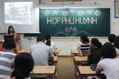 Họp phụ huynh, mẹ có con học kém nhất lớp phát biểu 1 câu, cô giáo cúi đầu xin lỗi