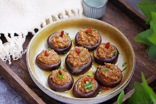 Nhà chỉ còn ít thịt băm, đem nhồi ngay vào nấm lại được món ngon chồng tưởng mua ngoài hàng