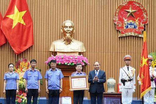Viện kiểm sát nhân dân đón nhận Huân chương Hồ Chí Minh trong dịp kỷ niệm 60 năm thành lập