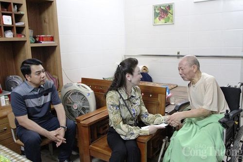 Hanoisme thăm hỏi, tặng quà gia đình Thương binh, liệt sỹ