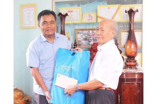 Bí thư Tỉnh ủy Hồ Văn Niên thăm, tặng quà gia đình chính sách ở An Khê