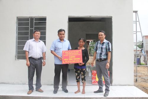 Bí thư Tỉnh ủy Hồ Văn Niên trao nhà cho hộ nghèo xã Ya Hội