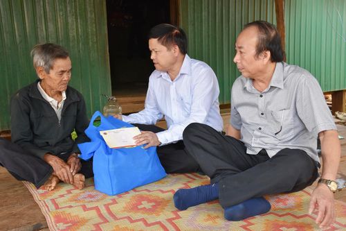 Trưởng ban Tổ chức Tỉnh ủy Nguyễn Văn Quân thăm, tặng quà gia đình chính sách huyện Mang Yang