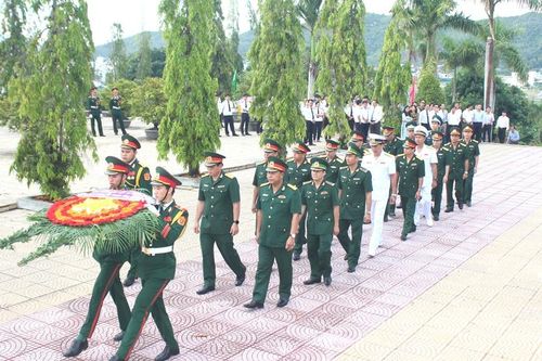 Lãnh đạo tỉnh Khánh Hòa viếng và đặt vòng hoa tại Nghĩa trang liệt sĩ Hòn Dung