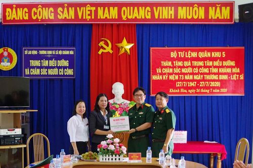 Tặng quà Trung tâm Điều dưỡng và chăm sóc người có công