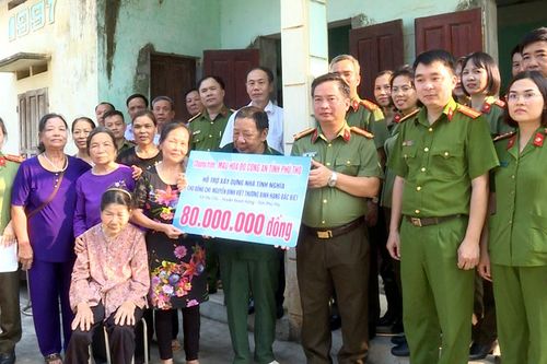 Công an tỉnh hỗ trợ kinh phí xây nhà tình nghĩa tại Đoan Hùng