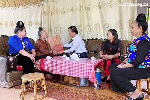 Bí thư thành ủy thăm tặng quà gia đình Anh hùng liệt sĩ Lò Văn Giá