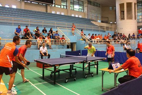 Gần 250 vận động viên tham gia giải bóng bàn, cầu lông