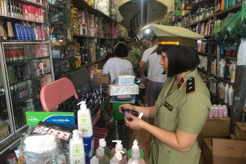 Thu giữ gần 3.000 sản phẩm nghi hàng giả, hàng nhái ở Bắc Giang