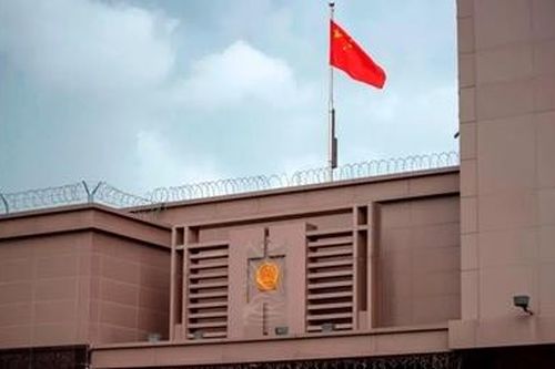 Mỹ bắt ba nhà nghiên cứu Trung Quốc, truy lùng người trốn trong lãnh sự quán