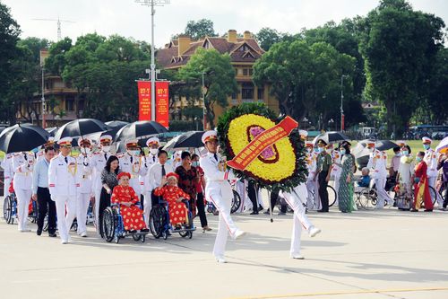 Đoàn đại biểu Mẹ Việt Nam Anh hùng vào Lăng viếng Bác