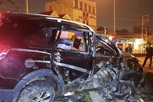 Ba người thương vong trong ô tô biến dạng