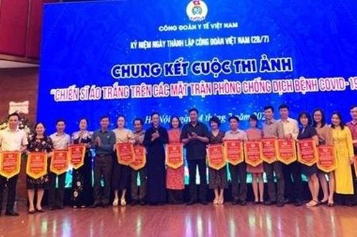 Những khoảnh khắc lịch sử chống COVID-19 của các 'chiến sĩ áo trắng'