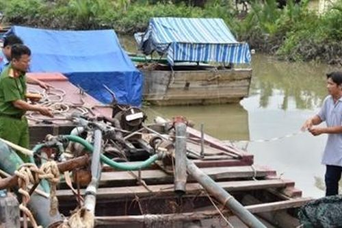 Công an buộc cát tặc bơm cát trả lại lòng sông Tiền